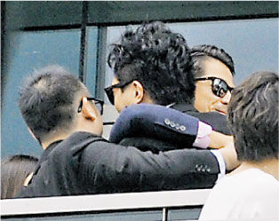 郭富城马场得意爱驹跑第一 苟芸慧被问赛马显尴尬