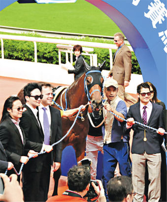 郭富城马场得意爱驹跑第一 苟芸慧被问赛马显尴尬