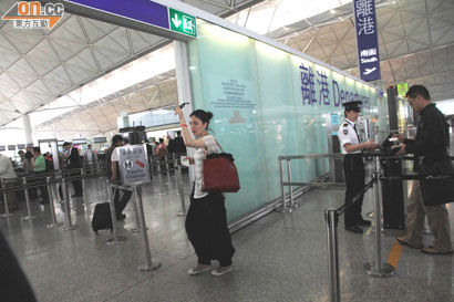 王菲李亚鹏离港未见李嫣 挥手告别心情好