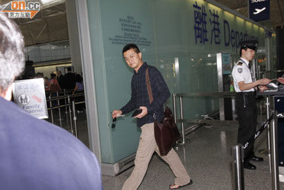 王菲李亚鹏离港未见李嫣 挥手告别心情好