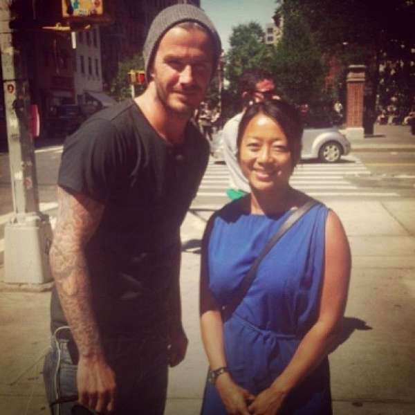 贝克汉姆惬意享受退役时光：街边吃小摊 与路人合影