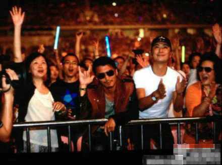 谢霆锋捧场汪峰演唱会 戴墨镜引围观(图)