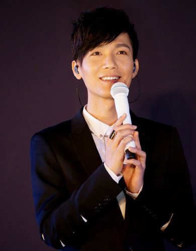 陈楚生携女友赴好友爱子满月酒 传女方身价过亿