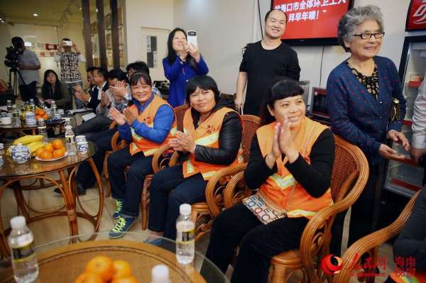 环卫工:工资能到两千就好了 海口副市长:我们一