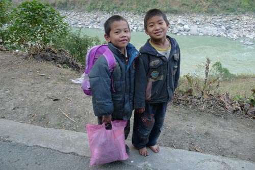 拖鞋走过的冬天:云南农村小学生冬季衣着调查
