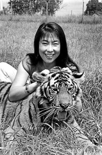 拯救中国虎国际基金会创始人全莉和华南虎“虎伍兹” 供图/东方IC