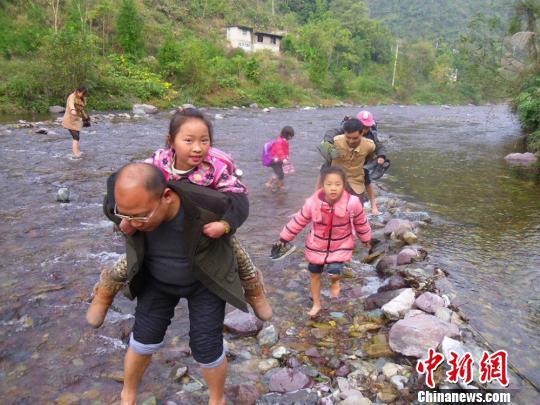 重庆乡村教师不舍留守儿童调进城又返深山扎根（图）