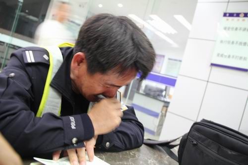 交警拦驾无牌摩托中学生被打哭 称不会追究责