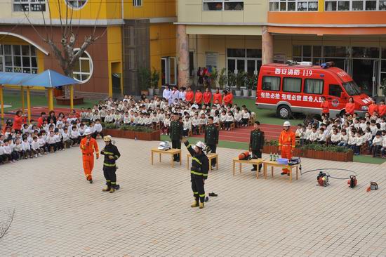 西工大幼儿园举行消防演习