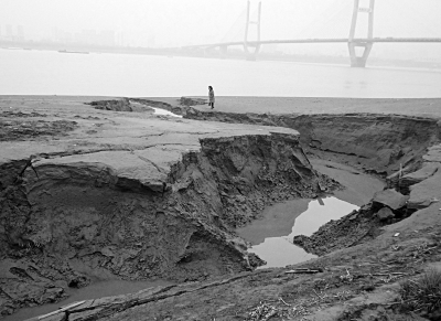 长江河床现沟壑景观