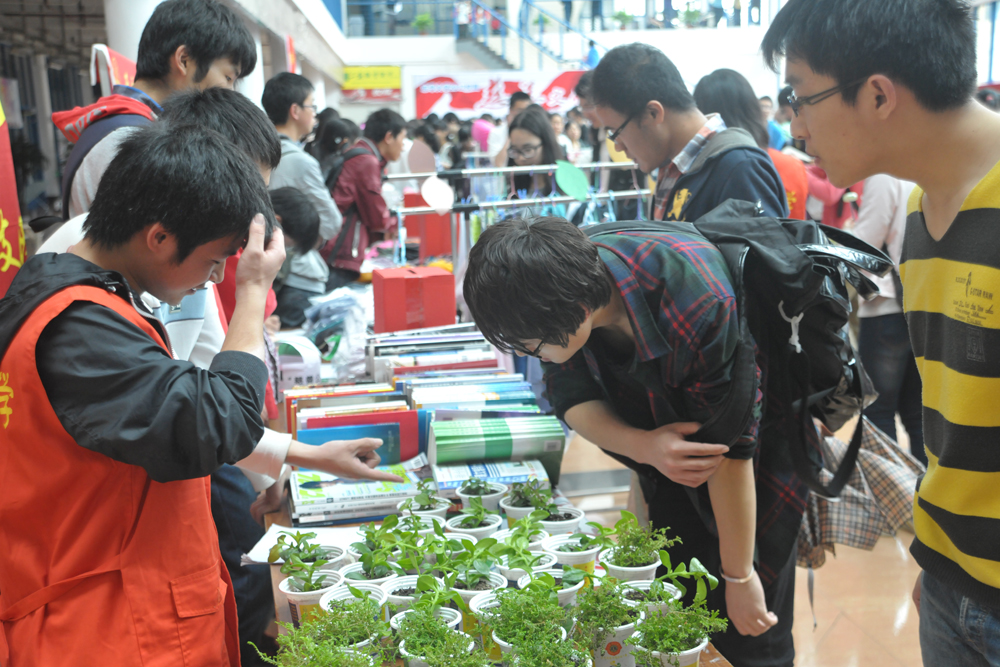 [人民日报等]东华大学爱心义卖救助患病学子(图
