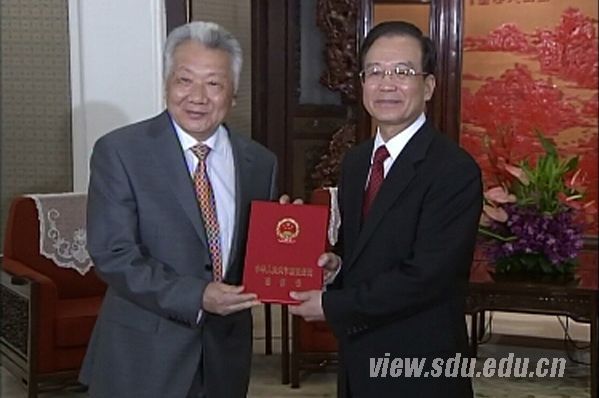 6月15日,中共中央政治局常委、国务院总理温家宝(右)向新聘任的中央文史研究馆馆员、山东大学终身教授刘大钧(左)颁发聘书