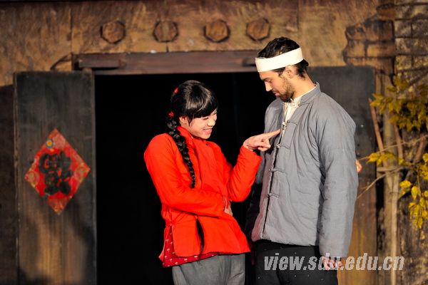 山大留学生表演老舍传统话剧《骆驼祥子》