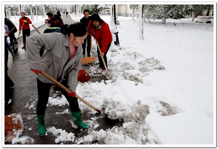 破冰战雪,后勤职工为师生出行保驾护航