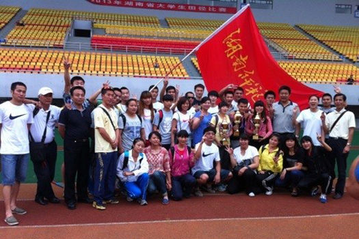 运动健儿在2013年湖南省大学生田径锦标赛中