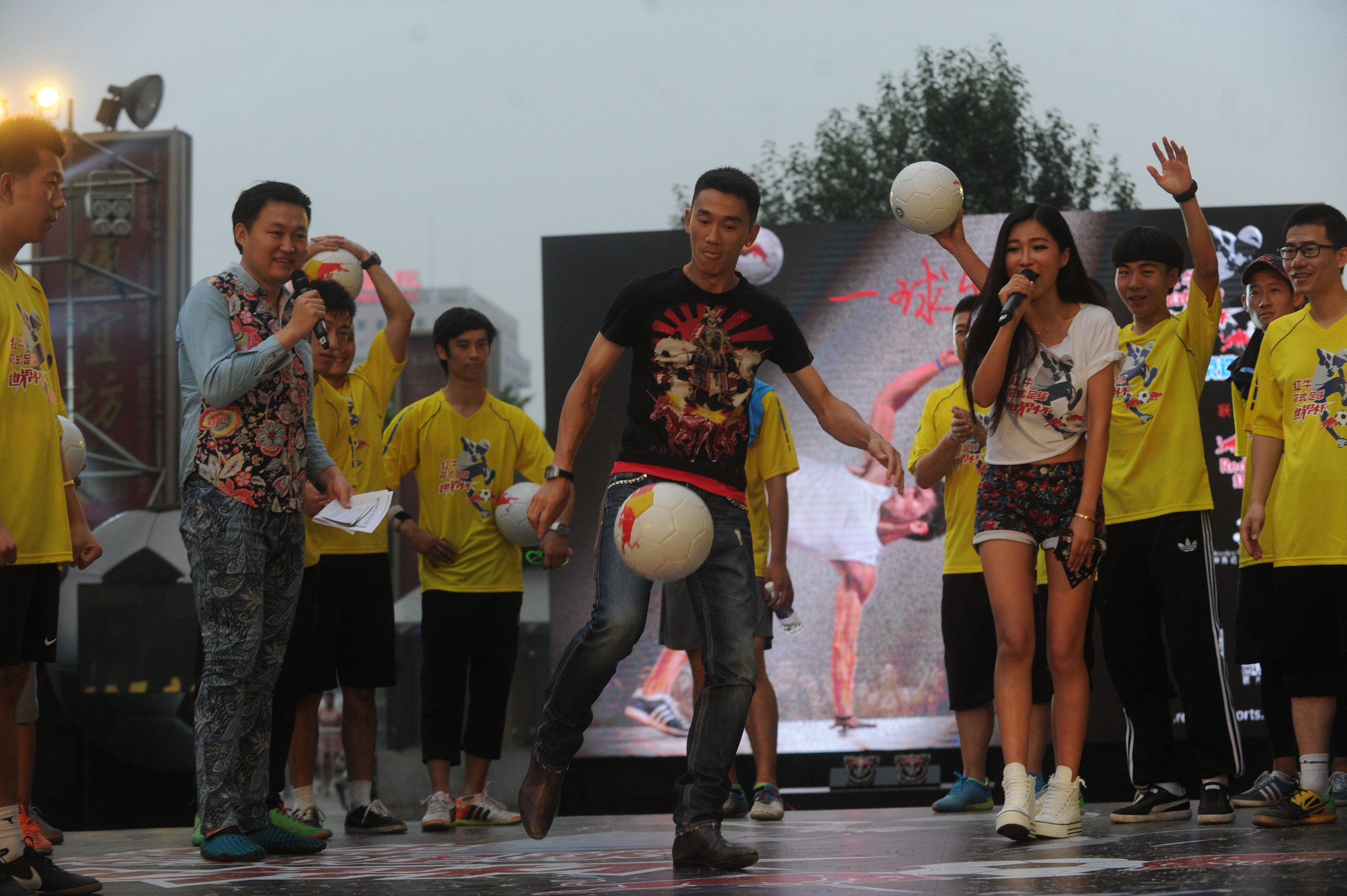 红牛花足世界杯北京站大雨搅局 体育老师斩获