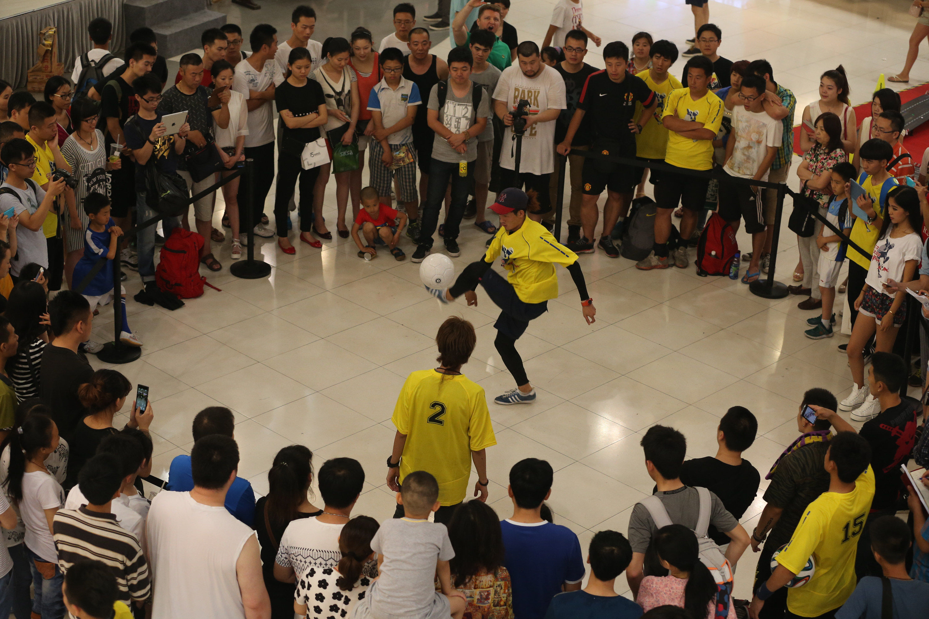红牛花足世界杯北京站大雨搅局 体育老师斩获