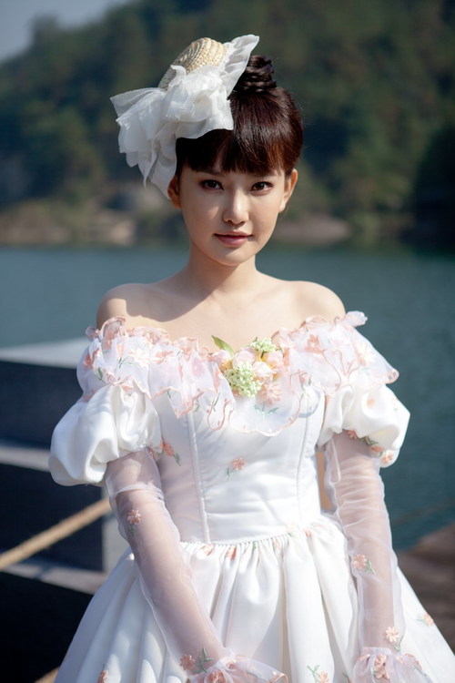 童菲性感透视图_女星童菲不畏寒冷秀性感低胸纱裙巨乳吸睛