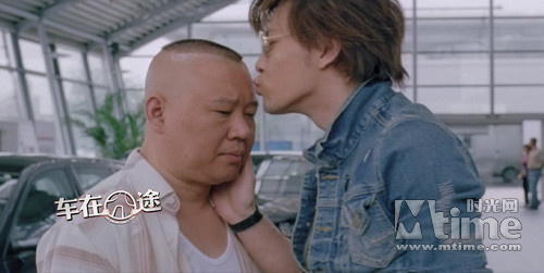 许绍洋亲吻郭德纲额头