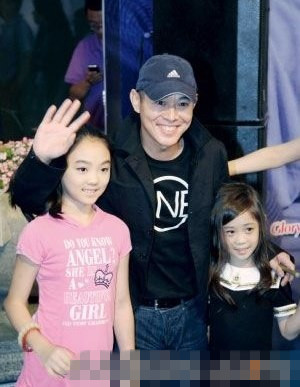 李连杰全家福曝光 利智温婉女儿甜美漂亮