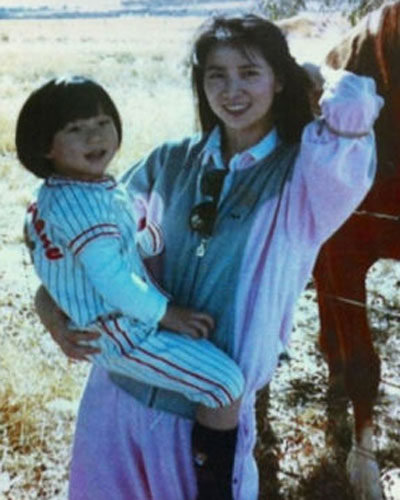 众明星母亲节晒星妈年轻美照 网友送祝福