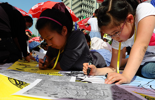 【记者即时播报】上海少年儿童百米长卷书画活