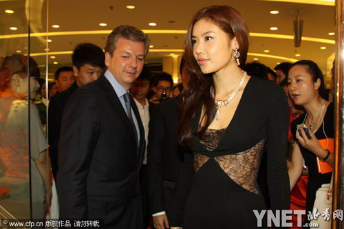 乐基儿透视装现身 获老外贴身护花亲密耳语