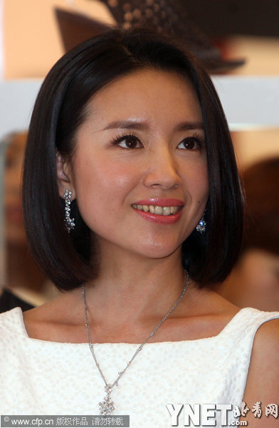 董洁白裙短发优雅现身 遭老外高层揽腰摸臀