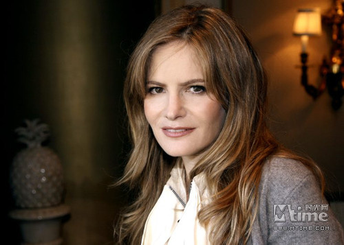 《复仇》第二季新曝预告片 艾米莉复仇计划升