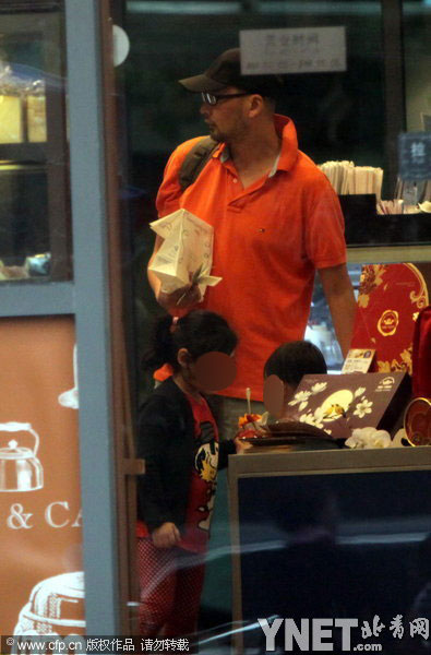 导演管虎带儿女买冰淇淋 姐弟互尝美味显温馨_娱乐频道_凤凰网