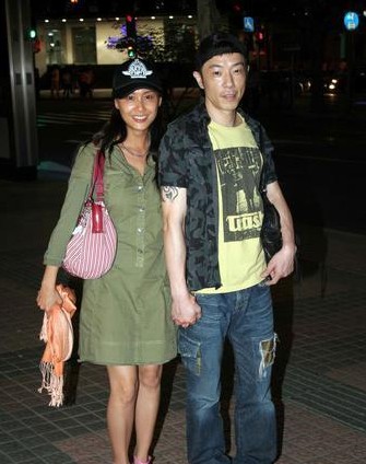 [感情]黄贯中朱茵轮流守夜 为女儿睡眠不足