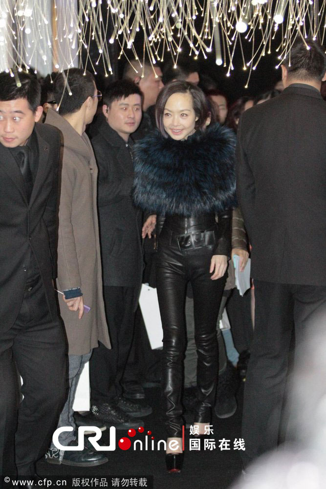 竹竿人陈鲁豫瘦得吓人 黑衣保镖前后开道霸气