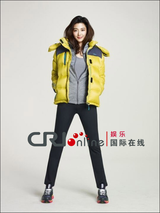 全智贤紧身装拍服装广告