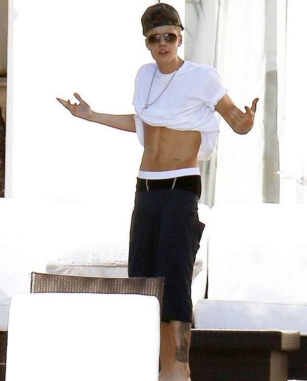 贾斯汀·比伯与粉丝尴尬合影照曝光 谈分手处