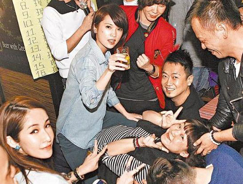 萧亚轩杨丞琳参加尾牙宴 罗志祥灌酒女会计