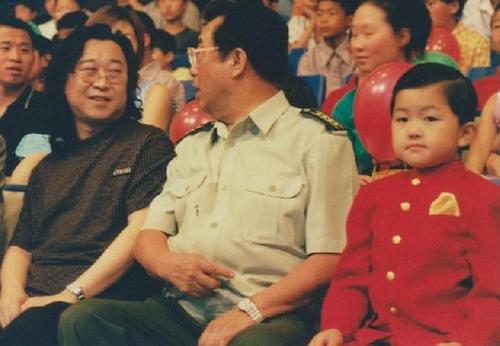 主持人董路多角度辟谣 李天一年龄并非造假