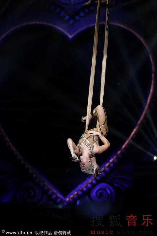 Pink穿绷带装挑战高空舞蹈 卖力弹跳激情肉搏