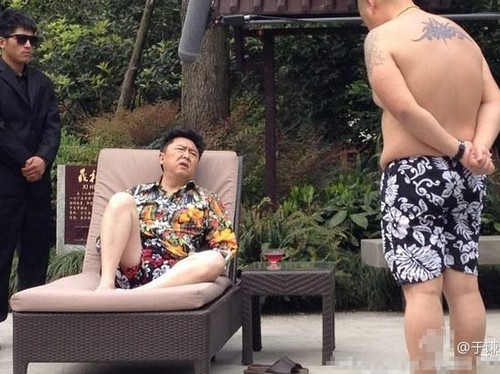 于谦自曝泡温泉训小弟照片 三保镖站立伺候