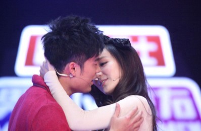 陈赫娄艺潇《<em>男左女右</em>》续前缘 一吻成闺蜜_娱