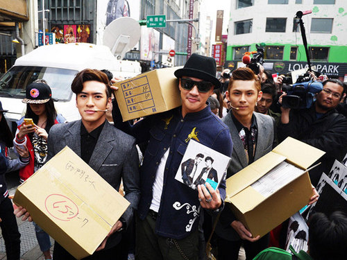 何润东变身平头哥参加师弟AK台北签唱会