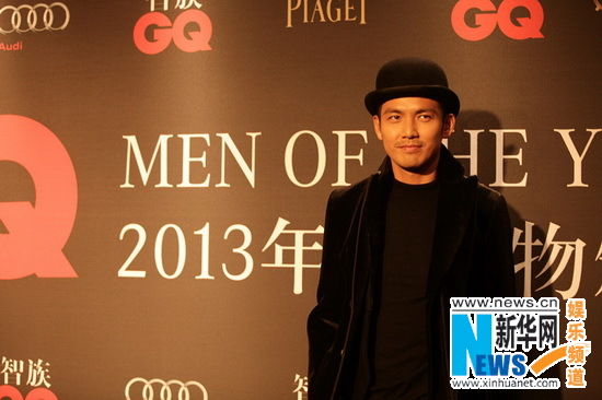 钟汉良颁奖北京某时尚活动 与成龙亲密交谈求合作(图)