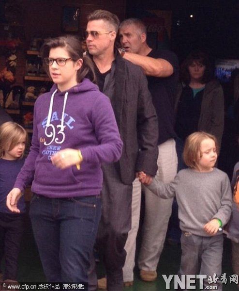 奶爸皮特<em>带孩子</em>游玩 顶新<em>发型</em>与陌生女闲聊_娱