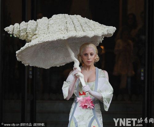雷帝Gaga扮艺妓秀乳沟 举怪异大伞表情僵硬