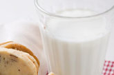 十、以炼乳代替牛奶

炼乳是一种牛奶制品，是将鲜牛奶蒸发至原容量的2/5，再加入40%的蔗糖装罐制成的。有人受“凡是浓缩的都是精华”的影响，便以炼乳代替牛奶。这样做显然是不对的。炼乳太甜，必须加5-8倍的水来稀释。但当甜味符合要求时，往往蛋白质和脂肪的浓度也比新鲜牛奶下降了一半。如果在炼乳中加入水，使蛋白质和脂肪的浓度接近新鲜牛奶，那么糖的含量又会偏高。