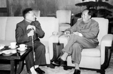 （1960年邓小平和毛泽东在一起）他不向错误低头，哪怕面对的是毛泽东。他的政治人生三起三落，第一次是对毛泽东正确意见的支持遭到左倾意见的打击，而后两次被打倒恰恰是因为对毛泽东政见的反对。

“几十年来我最想见的就是邓小平。我一直很钦佩他的风骨。他真像我武侠小说中的英雄人物。”--金庸

