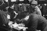 “文革”结束，恢复高考时的年轻人。