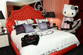 Hello Kitty Beauty Hotel Suite酒店的每一处布置都有Hello Kitty的身影，当然更不会缺少美妆品。最萌的彩妆产品和彩妆工具如约出现的你的房间，梳妆台前。