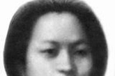 （图为邓小平第一任妻子张锡瑗）在邓小平最艰难的岁月里，有位女人一直陪伴在他的身边不离不弃，她就是邓小平的妻子卓琳。卓琳是邓小平的第三任妻子，他曾经的两次婚姻都在艰苦的革命生涯中分崩离散。当年在留法不久后，他给家人写信废除自己一岁时所订的旧式婚约。他也曾经这样评价一位女子，说她是”少有的漂亮“，这位女子叫张锡瑗。

