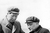 邓小平曾三次被打倒、又三次奇迹般地崛起，73岁的老人如何完成政坛的传奇逆转，把浩劫后的中国引向世界？在邓小平辞世十五周年的今天，我们将为您打开一个个珍贵的历史瞬间和尘封密档，从平凡人的视角观察这从未走上神坛的中国领袖，就像1993年邓小平在给孙辈的信中谈及自己一生的工作时，轻描淡写地写到：“对中国的责任，我已经交卷”。

