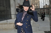 超模可可·罗恰 (Coco Rocha)礼帽+军装风外套，帅气十足。